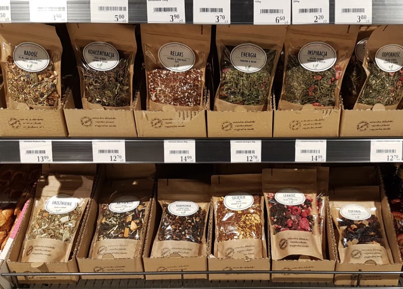 Herbaty i przyprawy Szczypta-Natury wyeksponowane w dużym markecie przy pomocy opakowań display.