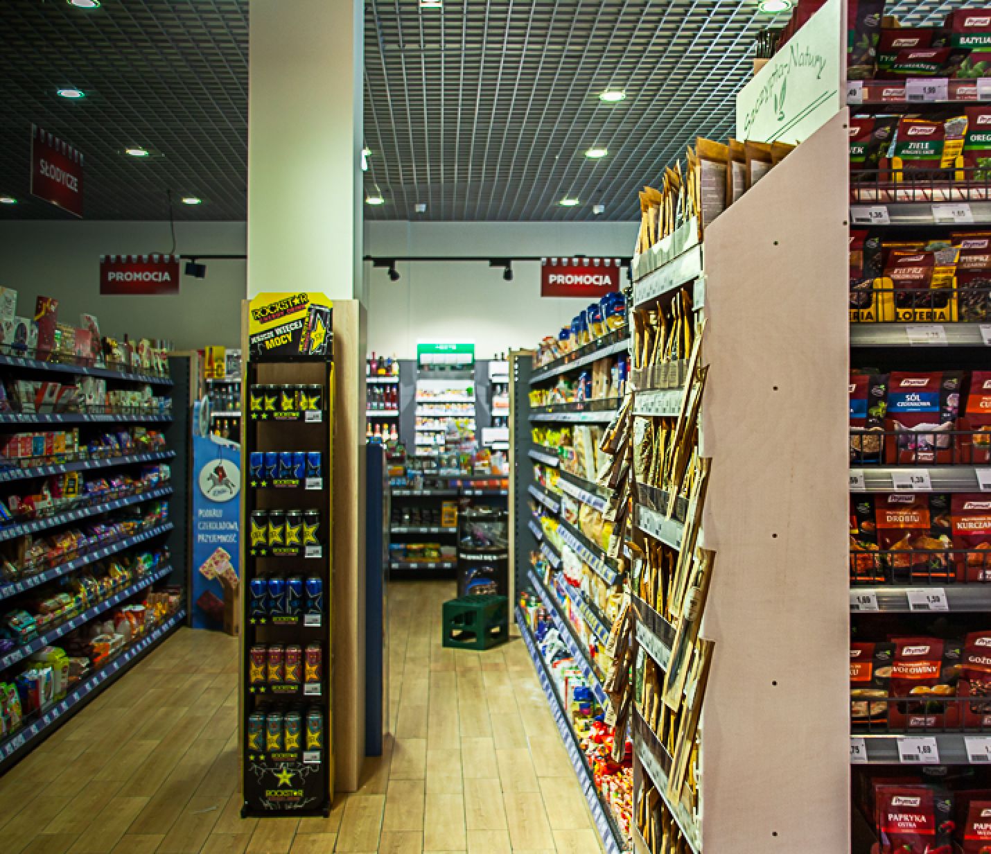 Na zdjęciu widać jak smukłe wymiary ma stojak na przyprawy Szczypta-Natury. Łatwo go zmieścić praktycznie w kazdym sklepie