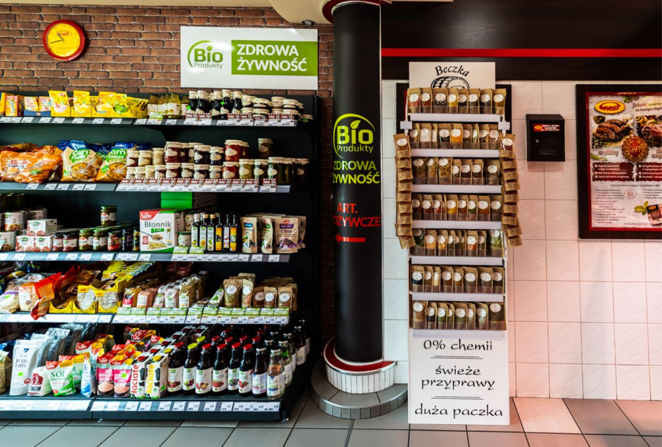 Przykład prezentacji przypraw na standzie firmowym, który idelanie pasuje do sklepu z produktami przeznaczonymi dla wymagającego klienta