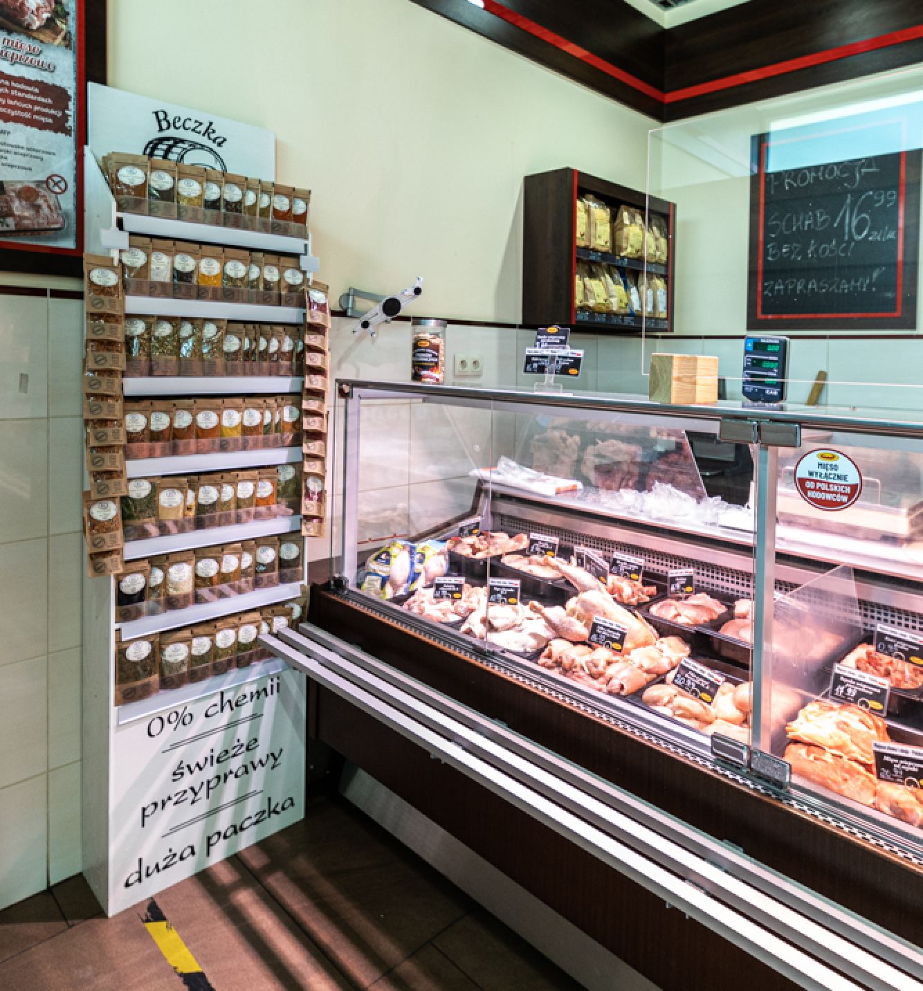 Kolejny przykład sklepu, który zdecydował się na ekspozycje nowego produktu, którym są eleganckie przyprawy Szczypta-Natury