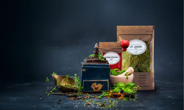 Przyprawy marki Szczypta-Natury wśród naturalnych składników, bez chemii i konserwantów