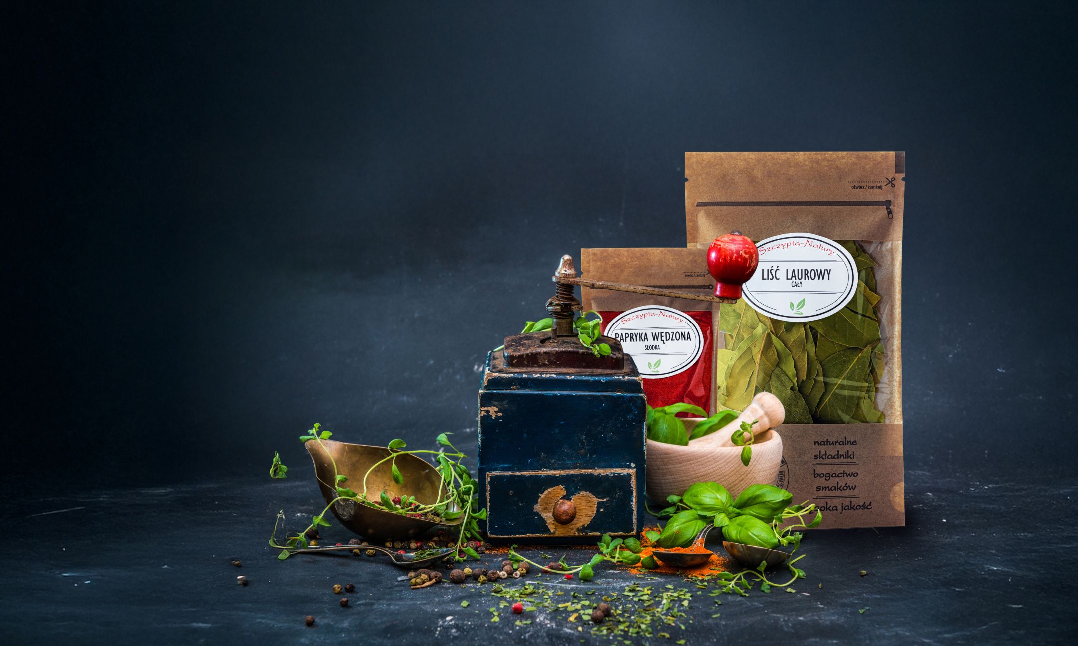 Przyprawy marki Szczypta-Natury wśród naturalnych składników, bez chemii i konserwantów