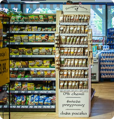 Stojak z przyprawami w sklepie spożywczym, który klienci bardzo docenili