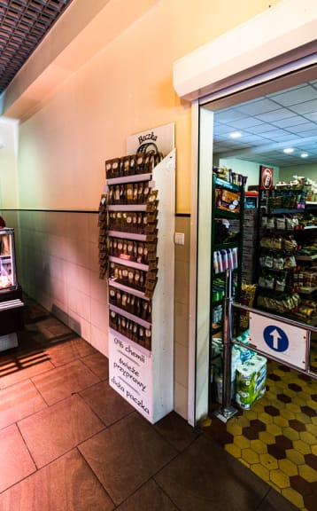 Regały można eksponowac w różnych miejscach. Zdjęcie pochodzi z jednego ze sklepów spożywczych.