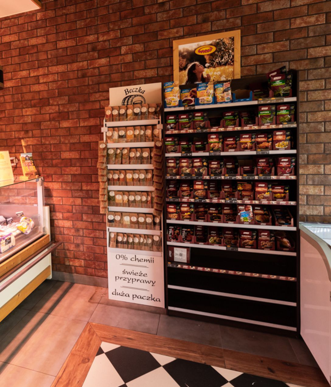 Zdjęcie sklepu mięsnego, w którym przyprawy Szczypta-Natury wspierają sprzedaż i przyciągają nowych klientów