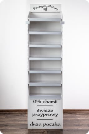 Elegancki stojak z drewna na przyprawy firmy Szczypta-Natury